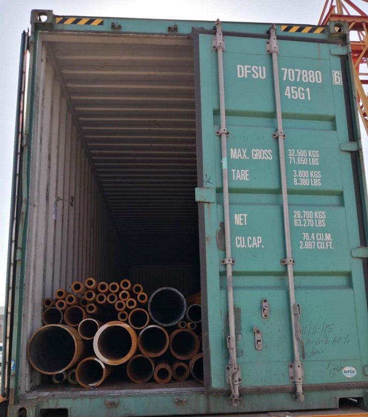 Loading Scrap Steel Pipes in Container for Import
